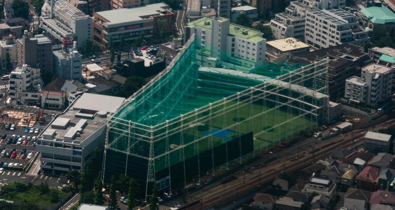 多層構造のゴルフ練習場の打席。