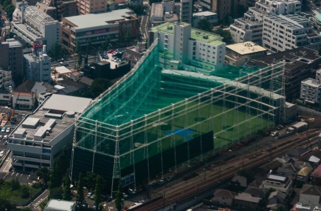 多層構造のゴルフ練習場の打席。