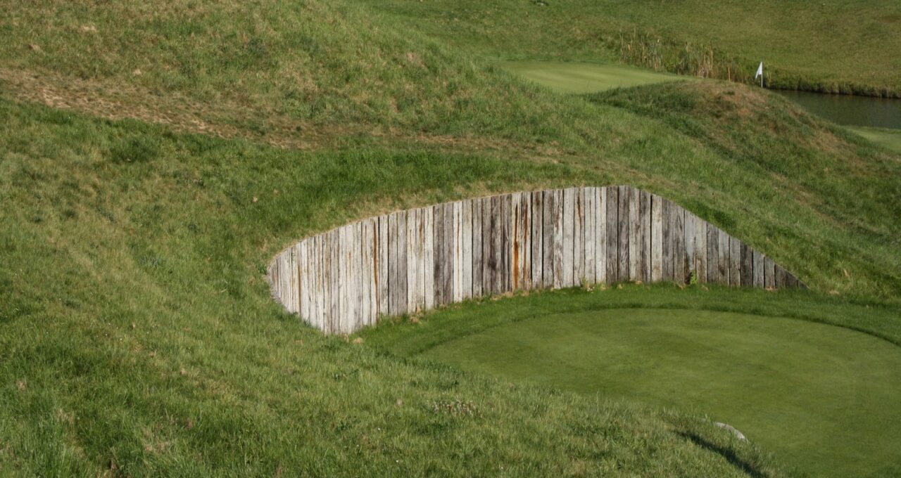 Bunker au mur de traverses et green du Golf National, à Saint-Quentin-en-Yvelines.
