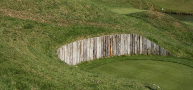 Bunker au mur de traverses et green du Golf National, à Saint-Quentin-en-Yvelines.