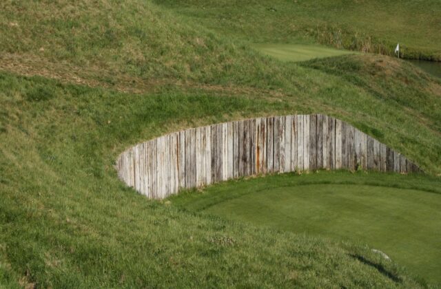 Bunker au mur de traverses et green du Golf National, à Saint-Quentin-en-Yvelines.