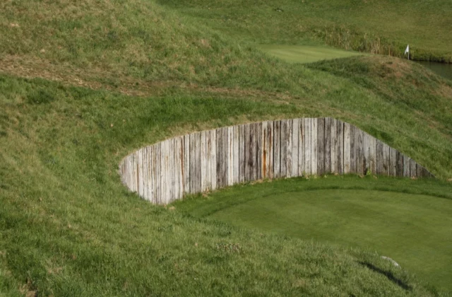 Bunker au mur de traverses et green du Golf National, à Saint-Quentin-en-Yvelines.