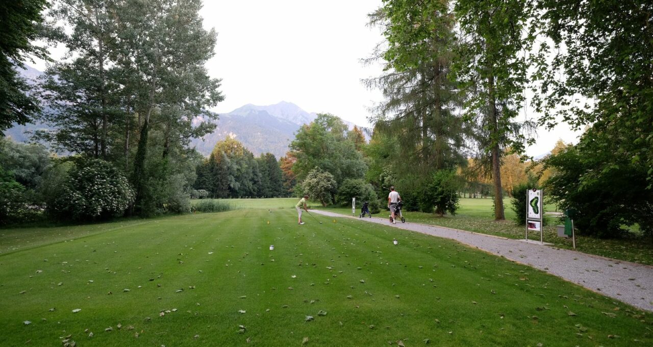 Übungsanlage des Golfplatzes von Bad Ragaz vor der Bergkulisse.