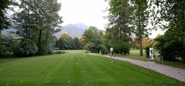 Übungsanlage des Golfplatzes von Bad Ragaz vor der Bergkulisse.
