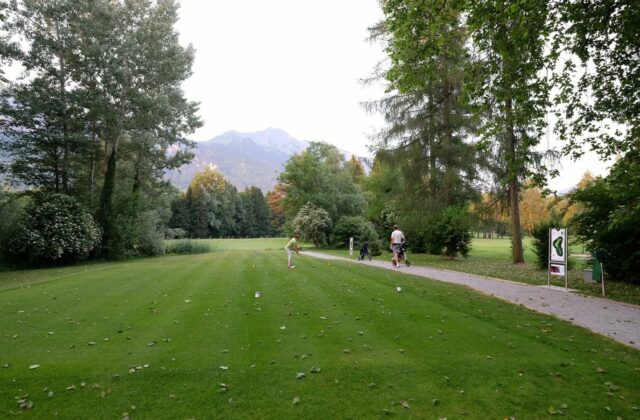 Übungsanlage des Golfplatzes von Bad Ragaz vor der Bergkulisse.