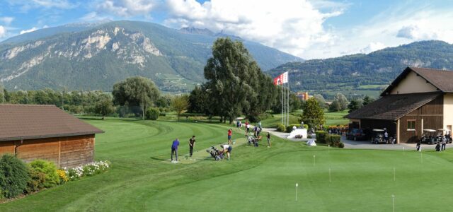 Practice et putting green du Golf Club de Sion devant les montagnes valaisannes.