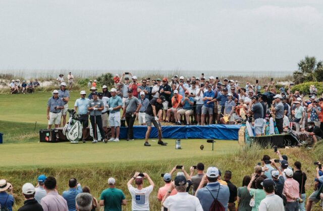 Public massé derrière le départ pendant un tournoi professionnel.