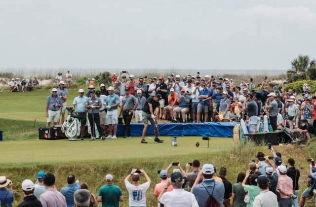 Public massé derrière le départ pendant un tournoi professionnel.