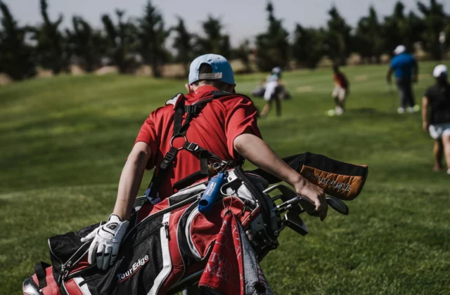 Golfeur portant son sac vers le départ