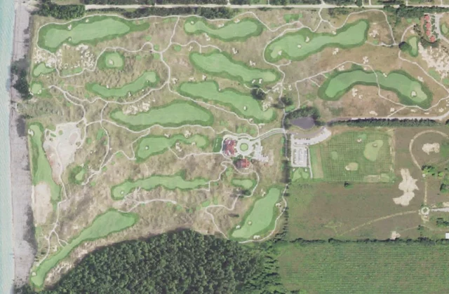 Arcadia Bluffs Golf Course from the air. Aerial imagery USGS, domaine public.