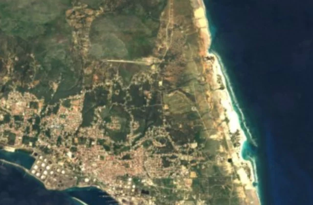 Aruba Golf Club en omgeving vanuit de ruimte. Satellietbeeld Sentinel-2 cloudless 2016 van EOX IT Services GmbH (bevat gewijzigde Copernicus Sentinel-gegevens), CC BY 4.0.
