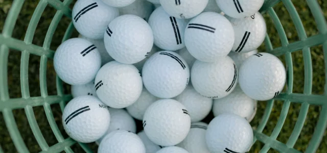 Panier de balles de golf blanches