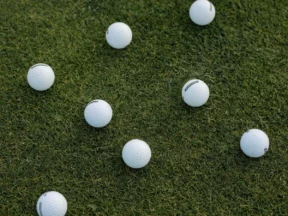 Balles de golf éparpillées dans l'herbe