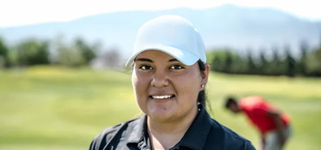 Bénévole en casquette sur un tournoi de golf