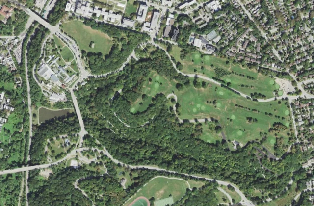 Bob O'Connor Golf Course from the air. Aerial imagery USGS, domaine public.