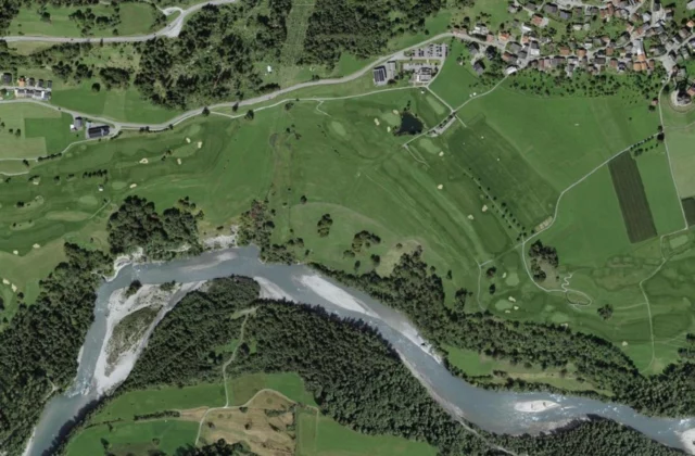 Buna Vista Golf Sagogn aus der Luft. Orthofoto swisstopo, licence ouverte.