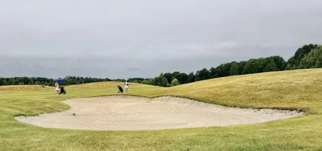 Bunker de sable devant un green de golf