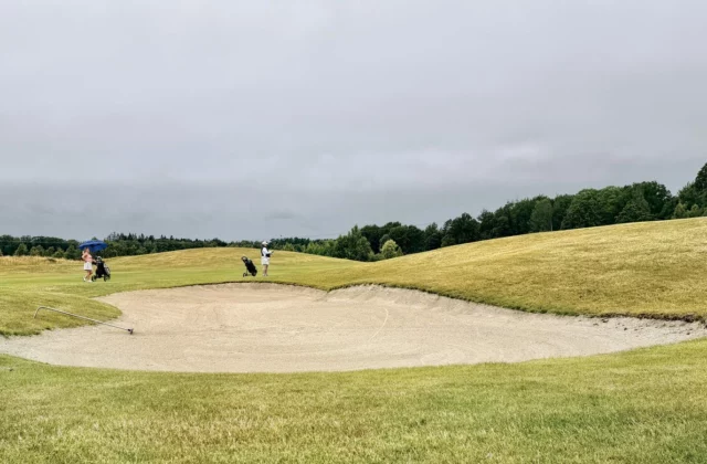 Bunker de sable devant un green de golf