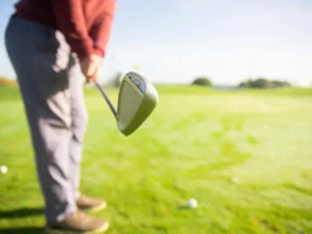 Golfer in aanspreekhouding met de driverkop achter de bal