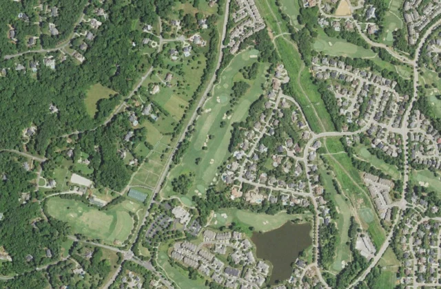The Country Club at Wakefield Plantation from the air. Aerial imagery USGS, domaine public.