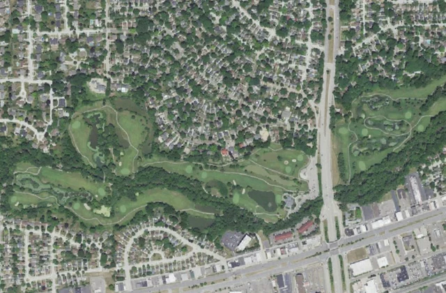 Dearborn Hills Golf Course from the air. Aerial imagery USGS, domaine public.