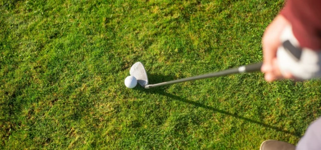Ball auf dem Tee, Schläger in Ansprechposition