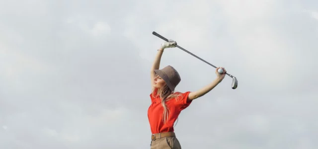 Golfeuse s'étirant, un club au-dessus de la tête