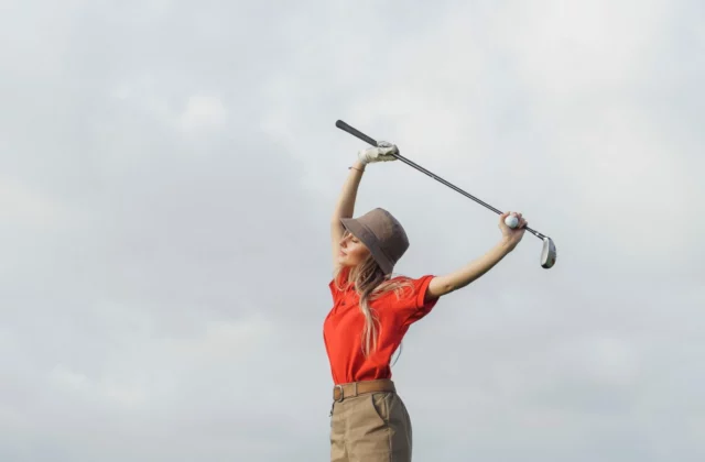 Golfeuse s'étirant, un club au-dessus de la tête