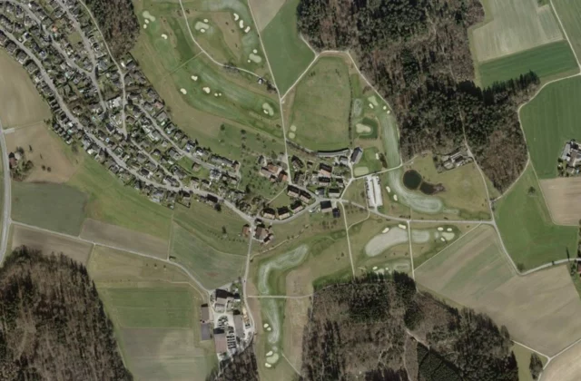 Golf Augwil aus der Luft. Orthofoto swisstopo, licence ouverte.