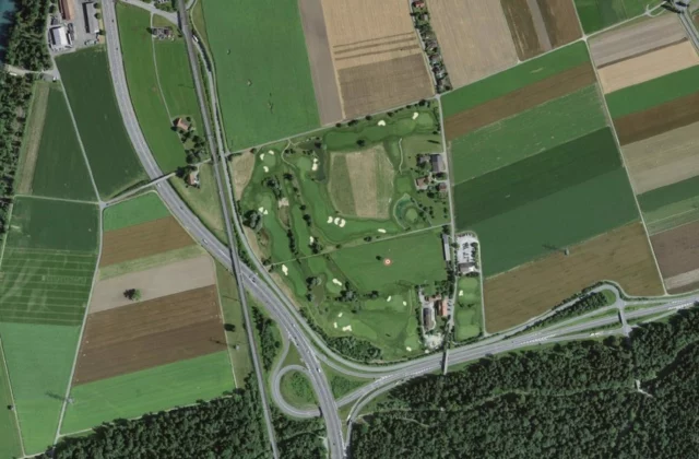 Golf Club Aaretal aus der Luft. Orthofoto swisstopo, licence ouverte.