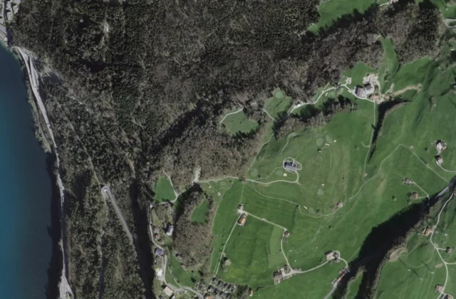 Golf Club Axenstein aus der Luft. Orthofoto swisstopo, licence ouverte.