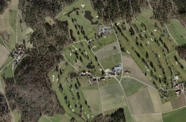 Golf Club Breitenloo aus der Luft. Orthofoto swisstopo, licence ouverte.