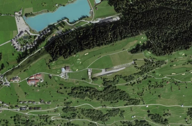 Golf Club Brigels aus der Luft. Orthofoto swisstopo, licence ouverte.