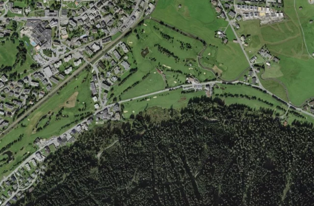 Golf Club Davos aus der Luft. Orthofoto swisstopo, licence ouverte.