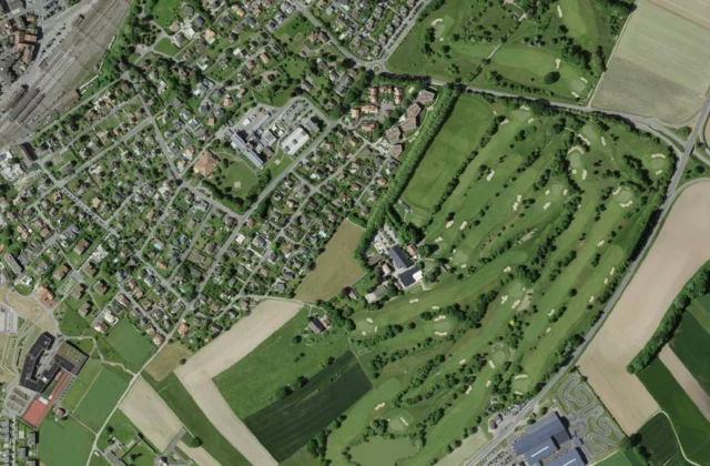 Golf Club de Payerne vu du ciel. Orthophotographie swisstopo, licence ouverte.