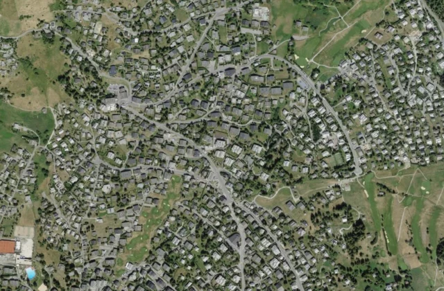 Golf Club Verbier — parcours des Esserts vu du ciel. Orthophotographie swisstopo, licence ouverte.