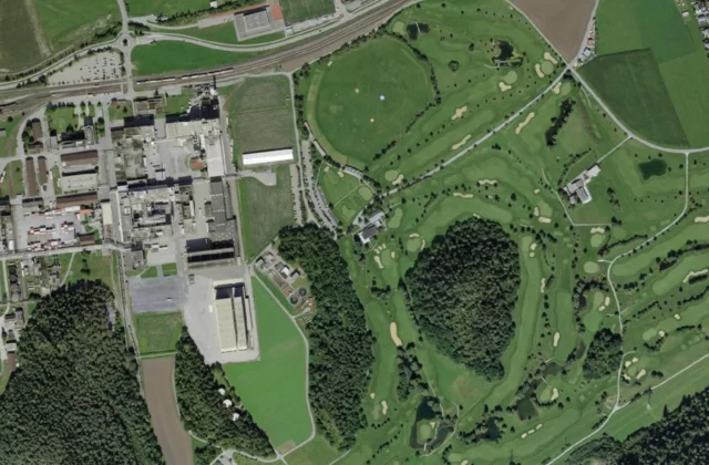 Golf Club Domat/Ems aus der Luft. Orthofoto swisstopo, licence ouverte.