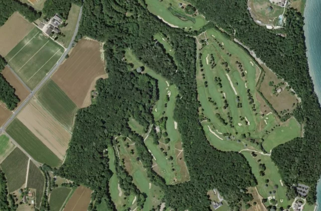 Golf Club du Domaine Impérial vu du ciel. Orthophotographie swisstopo, licence ouverte.