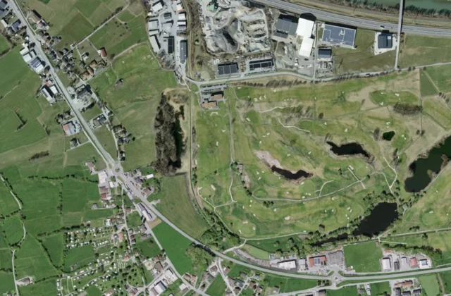 Links Leuk Golfresort vu du ciel. Orthophotographie swisstopo, licence ouverte.