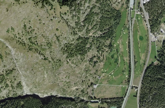 Golf Club Matterhorn — Randa vu du ciel. Orthophotographie swisstopo, licence ouverte.