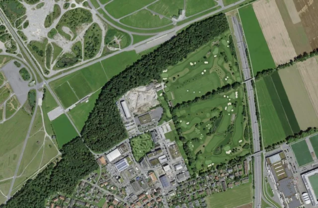 Golf Club Thunersee aus der Luft. Orthofoto swisstopo, licence ouverte.