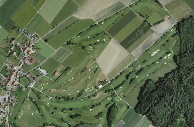 Golf Club Vuissens vu du ciel. Orthophotographie swisstopo, licence ouverte.