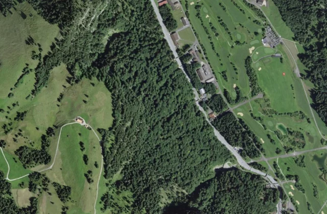 Golf Club Ybrig aus der Luft. Orthofoto swisstopo, licence ouverte.