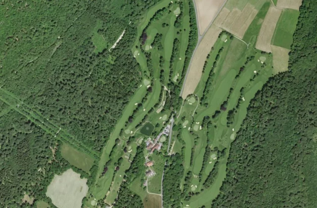 Golf & Country Club de Neuchâtel vu du ciel. Orthophotographie swisstopo, licence ouverte.