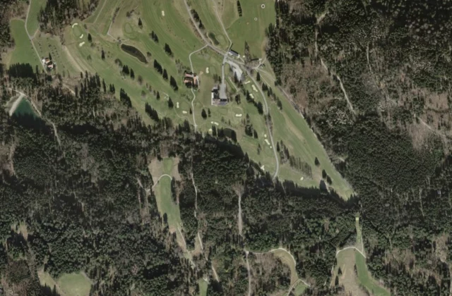 Golf & Country Club Hittnau aus der Luft. Orthofoto swisstopo, licence ouverte.