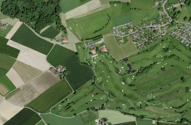 Golf & Country Club Wallenried vu du ciel. Orthophotographie swisstopo, licence ouverte.