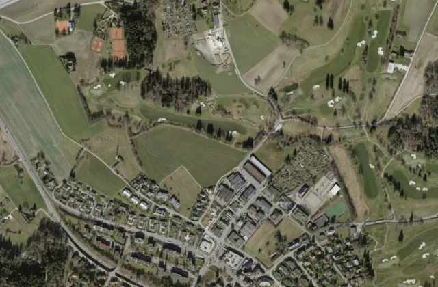 Golf & Country Club Zürich Zumikon aus der Luft. Orthofoto swisstopo, licence ouverte.