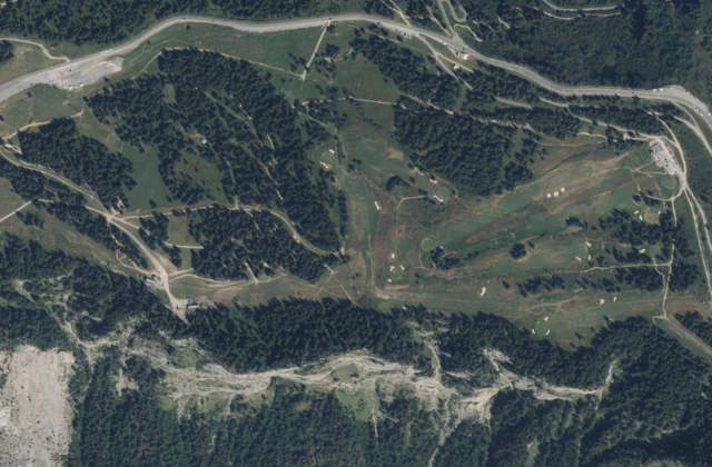 Golf d'Avoriaz — Morzine vu du ciel. Orthophotographie IGN, Licence ouverte Etalab.