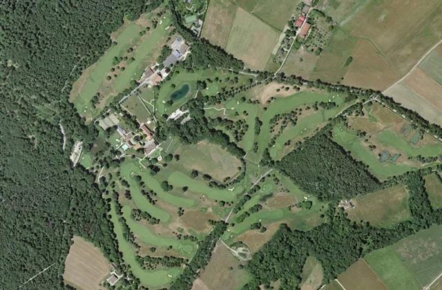 Golf & Country Club de Bonmont vu du ciel. Orthophotographie swisstopo, licence ouverte.