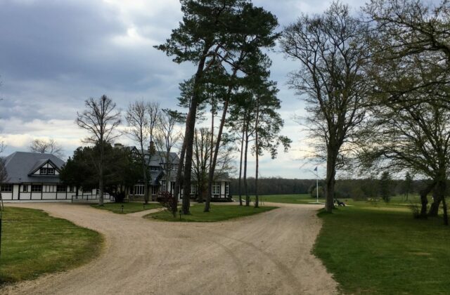 L’entrée du golf de Chantilly et son club-house, à Vineuil-Saint-Firmin.